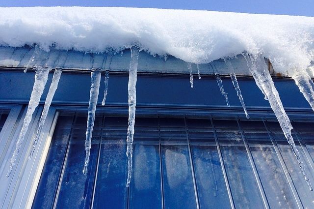 Получить компенсацию при падении снега с крыши в Новоазовске